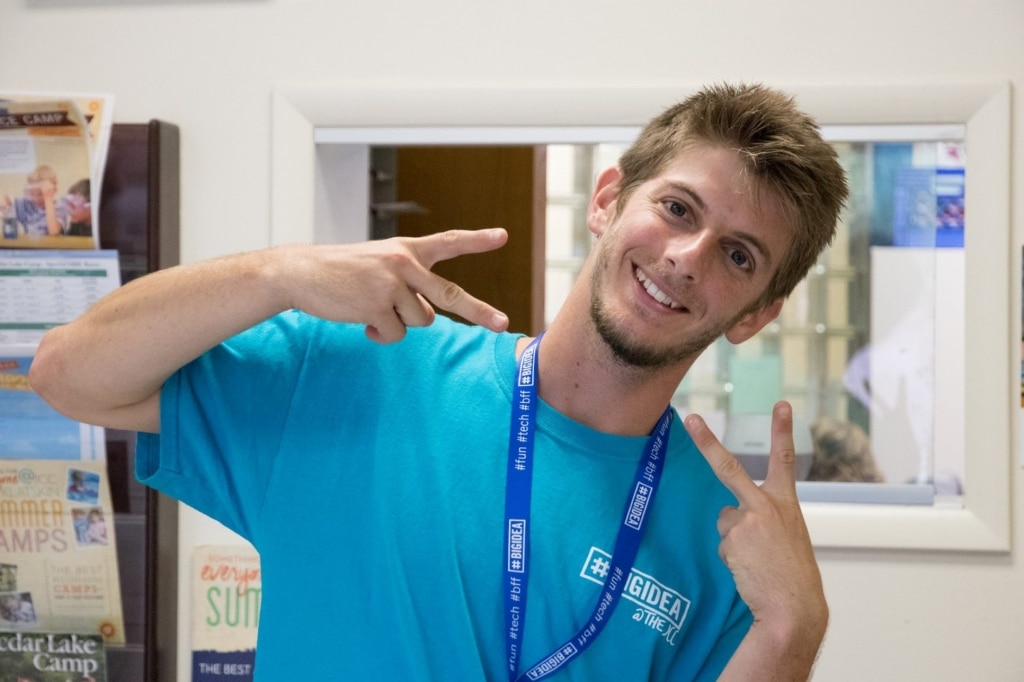 BIGIDEA Counselor peace sign