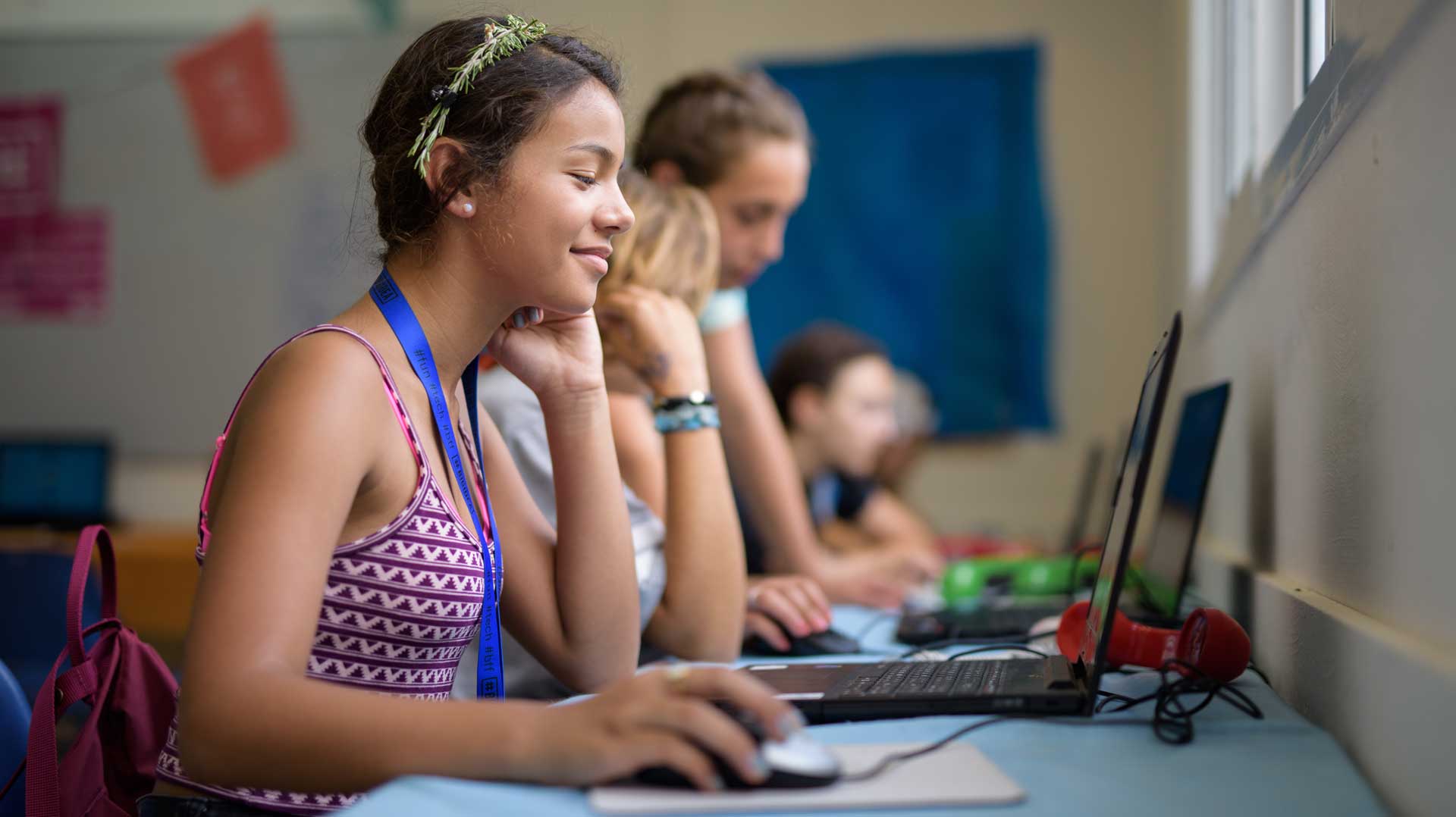 בנות לומדות לתכנת בסאמר סקול