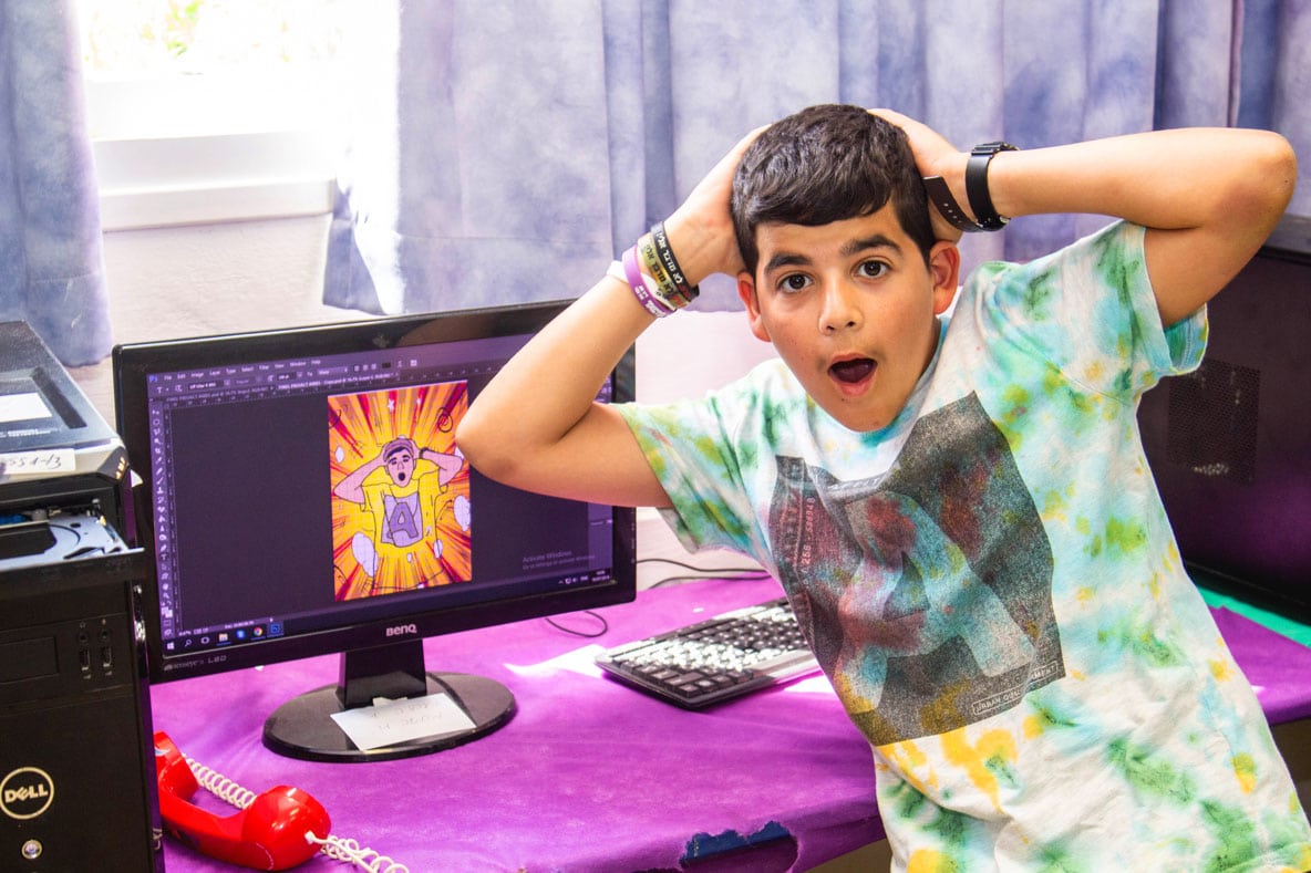 ילד שמח במחנה טכנולוגיה