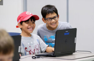 חניכים משחקים מול מחשב