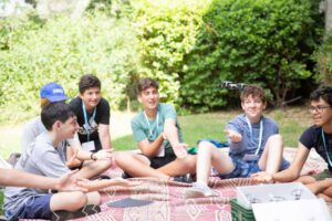 חניכים ומדריכים יושבים במעגל בסאמר קאמפ ביג איידיה