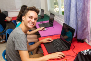 חניך בסאמר קאמפ ביג איידיה לומד תכנות