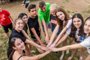 מחנה קיץ בינלאומי חניכים עם ידיים באמצע
